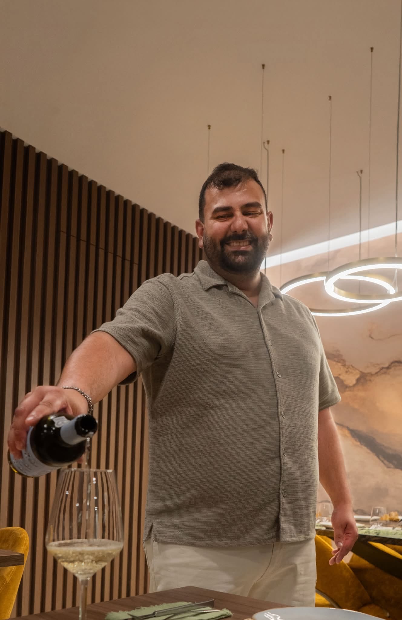 Serviço de vinho no Antónius by Galaró